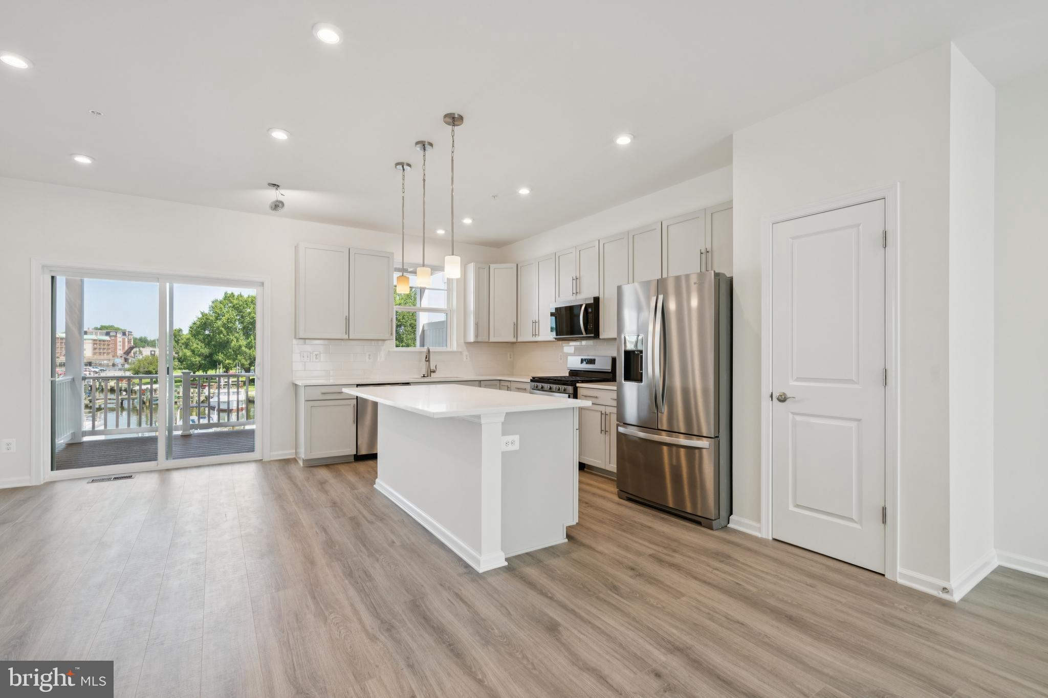 DEEP HARBOUR - Residential