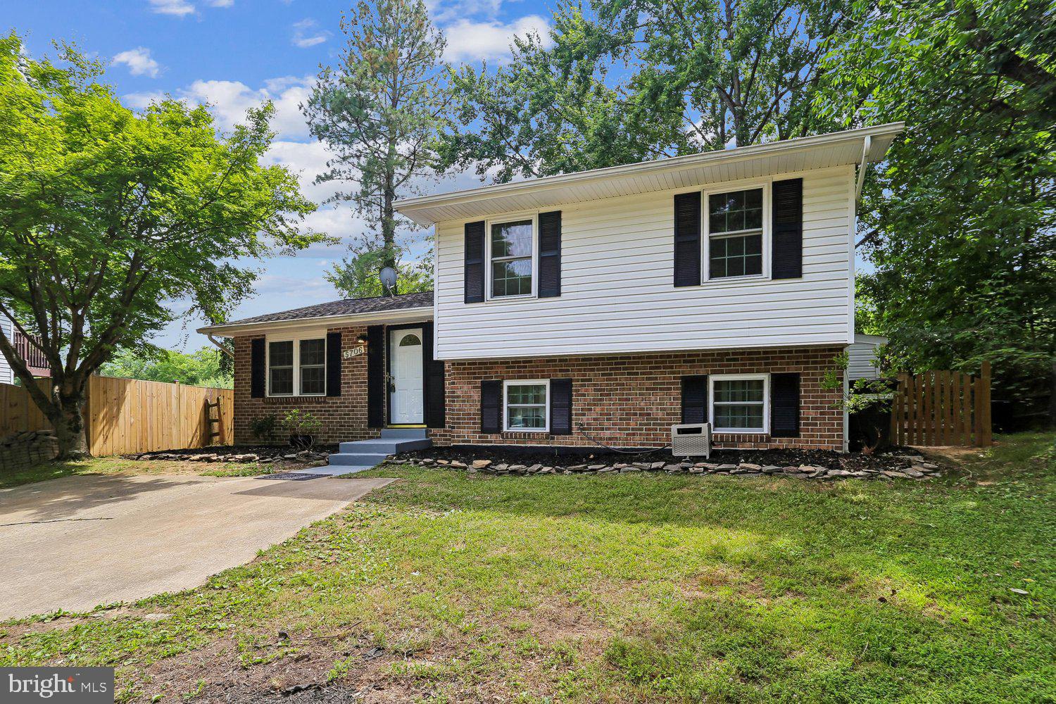 5706 OAK APPLE COURT