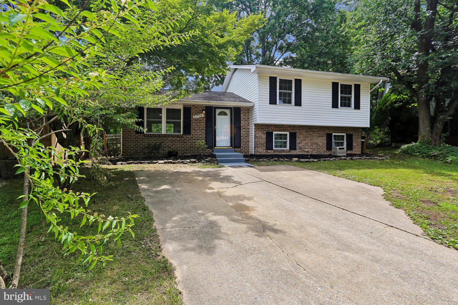 5706 OAK APPLE COURT