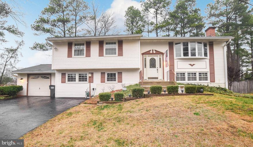 CHEAPER THAN PAYING RENT....WHY RENT WHEN YOU CAN HAVE YOUR OWN HOME?  THIS AMAZING PROPERTY HAS LOTS OF OPEN SPACE, INSIDE AND OUT.  THE 5 BEDROOMS AND 3 BATHS, LARGE KITCHEN, SEPARATE DINING ROOM, SEPARATE LIVING  ROOM, AND FAMILY ROOM GIVES YOU PLENTY OF SPACE TO SPREAD OUT. YOU CAN ENJOY YOUR OWN EXERCISE ROOM/HOBBY ROOM/DEN IN THE BASEMENT. ENJOY THE WOOD STOVE , WHILE PLAYING BOARD GAMES IN THE BASEMENT. GRAB THIS DEAL BEFORE SPRING AND GET READY FOR SOME OUTSIDE PARTIES. ENJOY COOK OUTS BY THE POOL OR WATCHING THE WILDLIFE FROM YOUR FLORIDA ROOM. THIS BEAUTY SITS ON A CUL DE SAC CLOSE TO MANY COMMUTER ROUTES, SHOPPING AND RESTAURANTS.  THIS WELL LOVED HOME HAS LOTS OF POTENTIAL FOR SWEAT EQUITY.