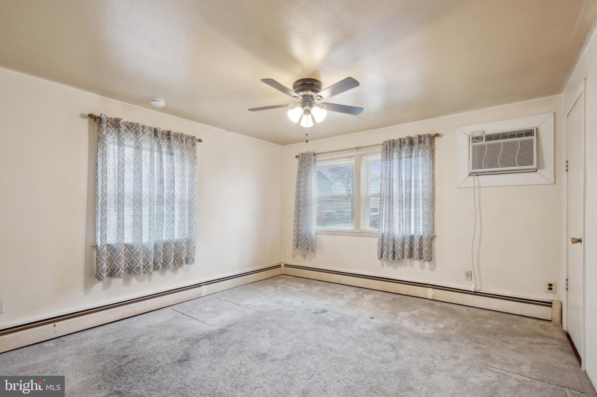 WOODLAND BEACH - Residential