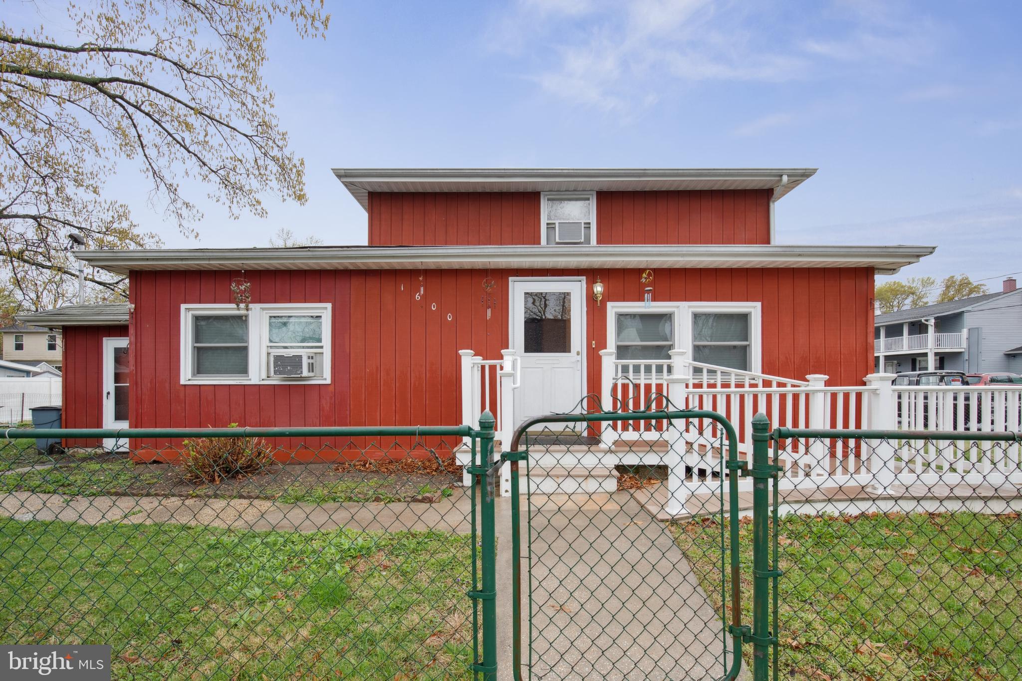 WOODLAND BEACH - Residential