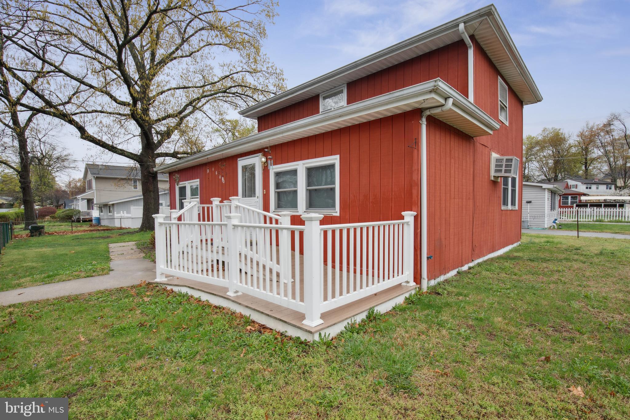 WOODLAND BEACH - Residential