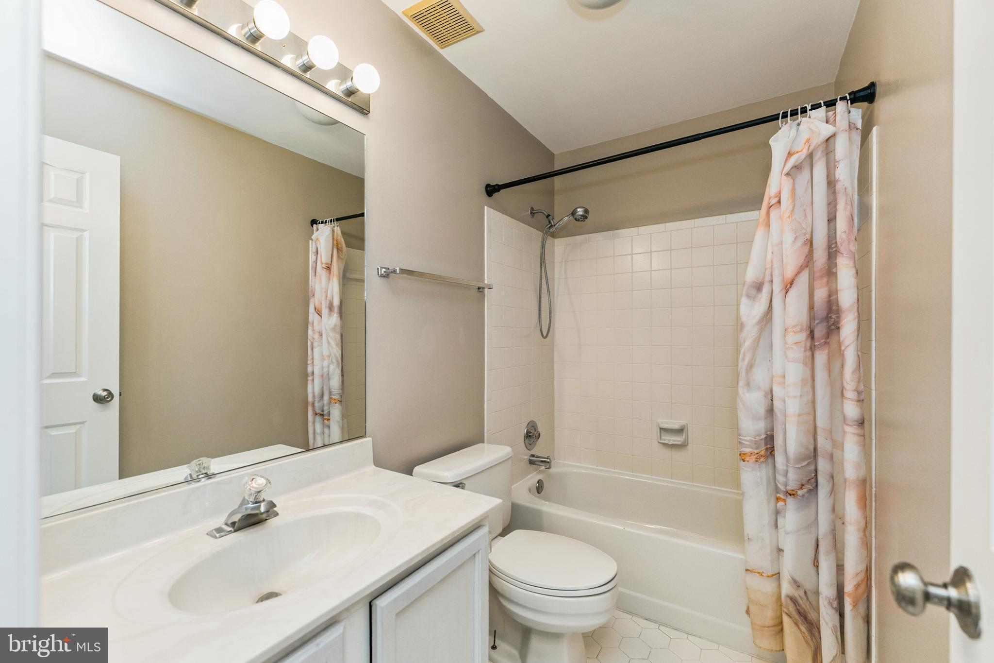 CHADSBERRY - Residential Lease