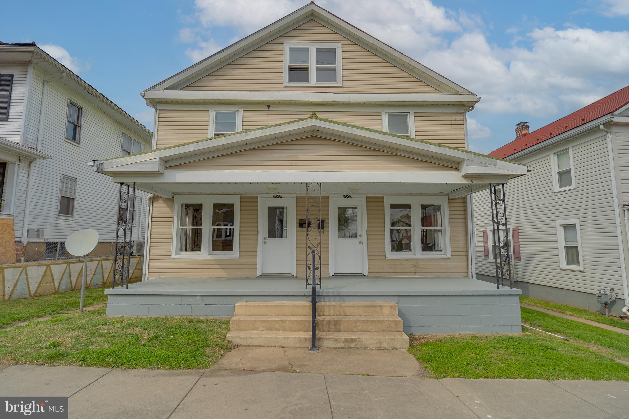 Great investment opportunity! Duplex in downtown Martinsburg, currently unoccupied, two units in ready to be leased condition. Each unit has 3 bedrooms, 1 full bathroom, and unfinished basement. Brand new gas furnaces on each side. Great location to the downtown and I-81.