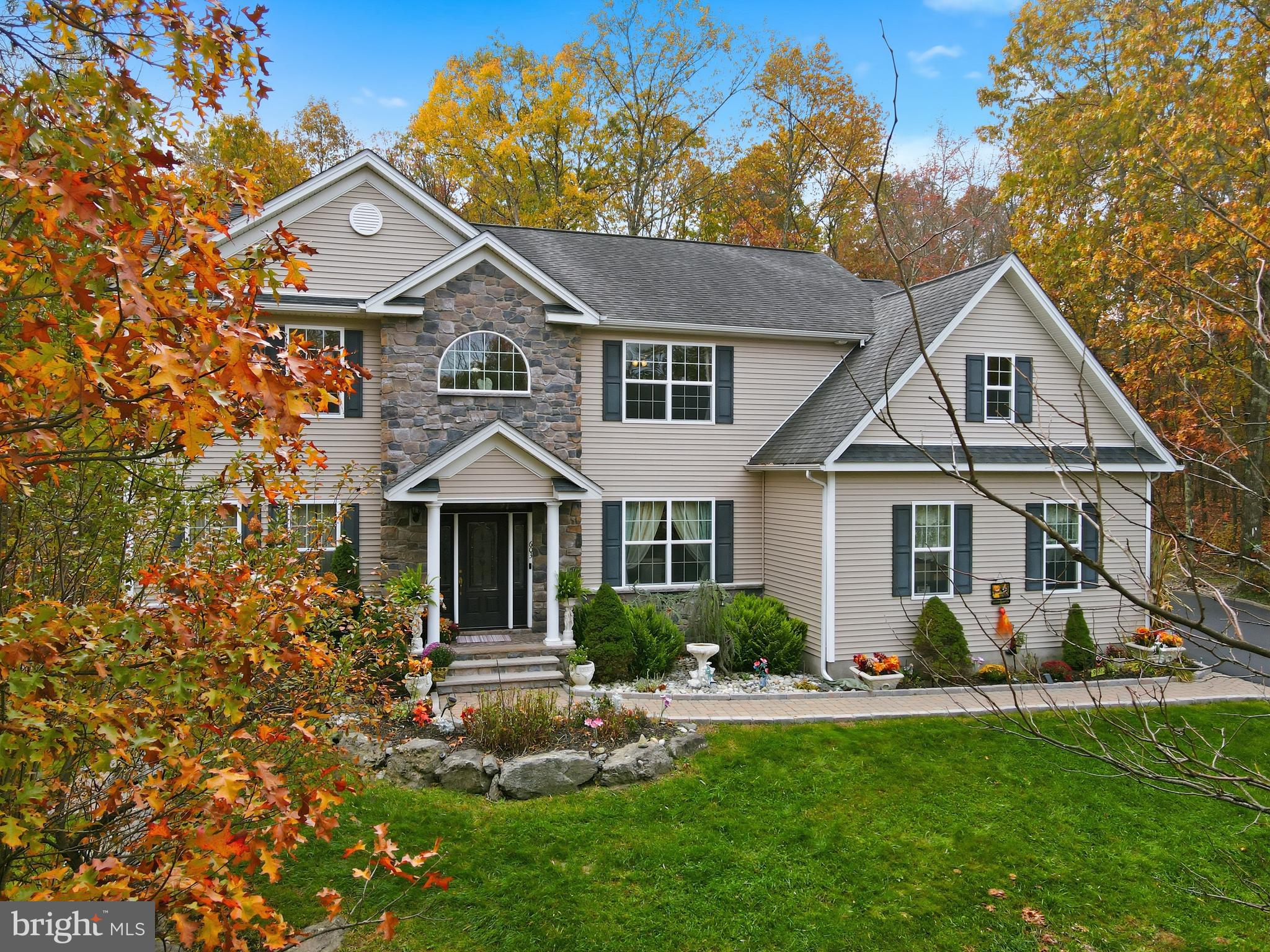 TWIN LAKE ESTATES - Residential