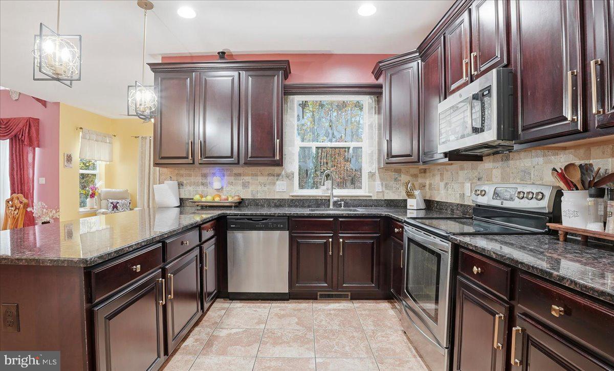 TWIN LAKE ESTATES - Residential