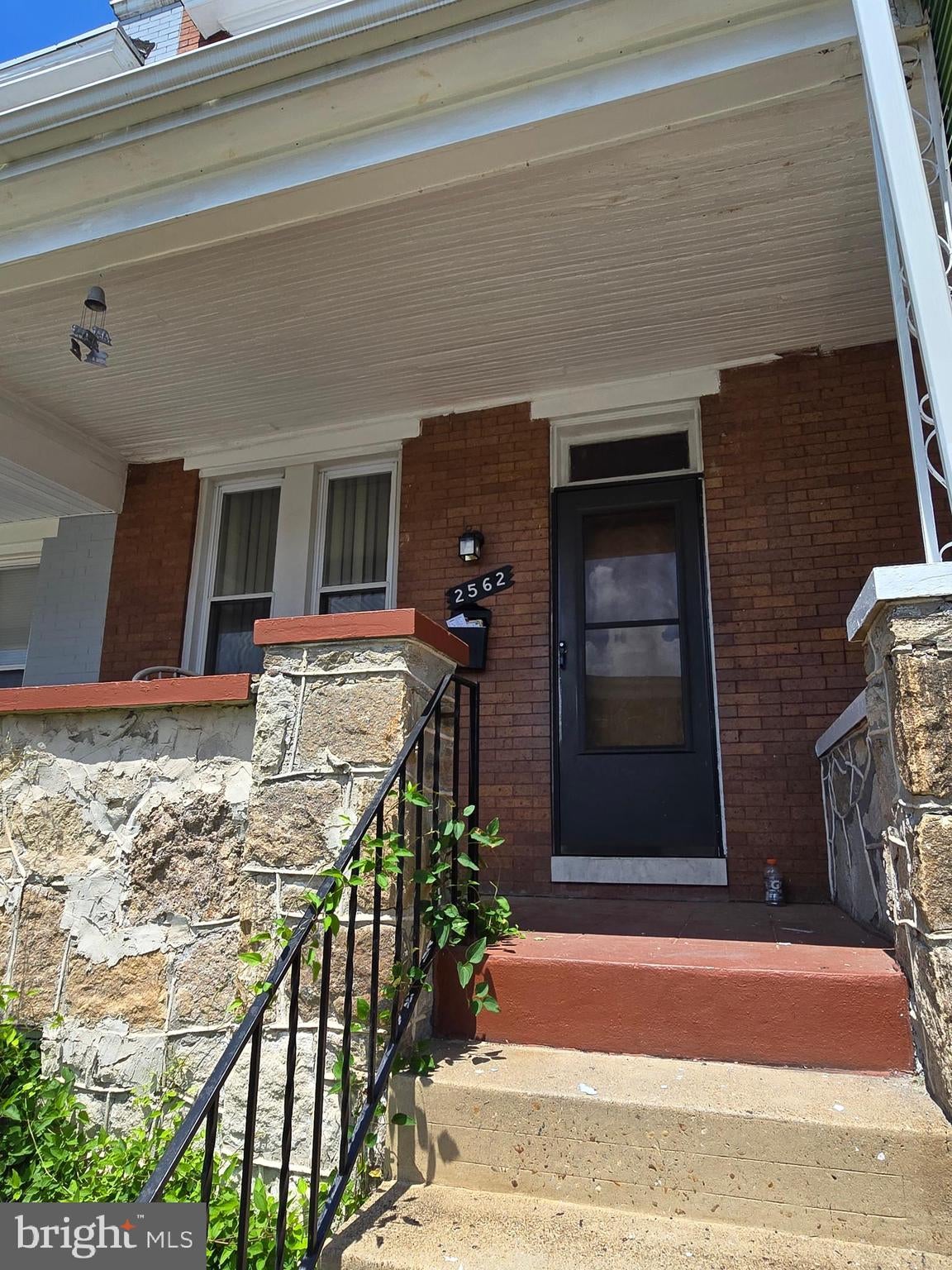 2562 ROBB STREET