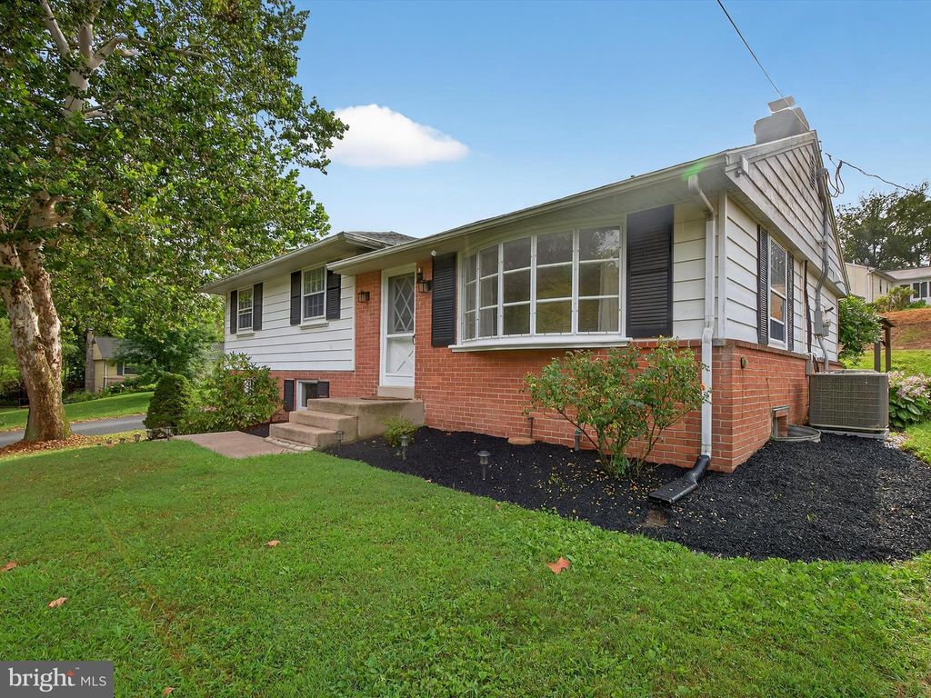 Photo of 880 Corvair Road, LANCASTER, PA 17601 (MLS # PALA2077292)