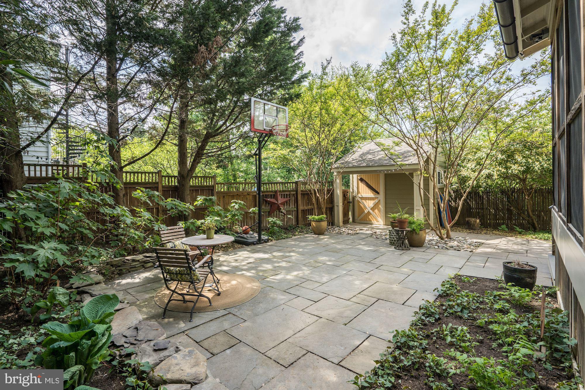 LYON VILLAGE - Residential