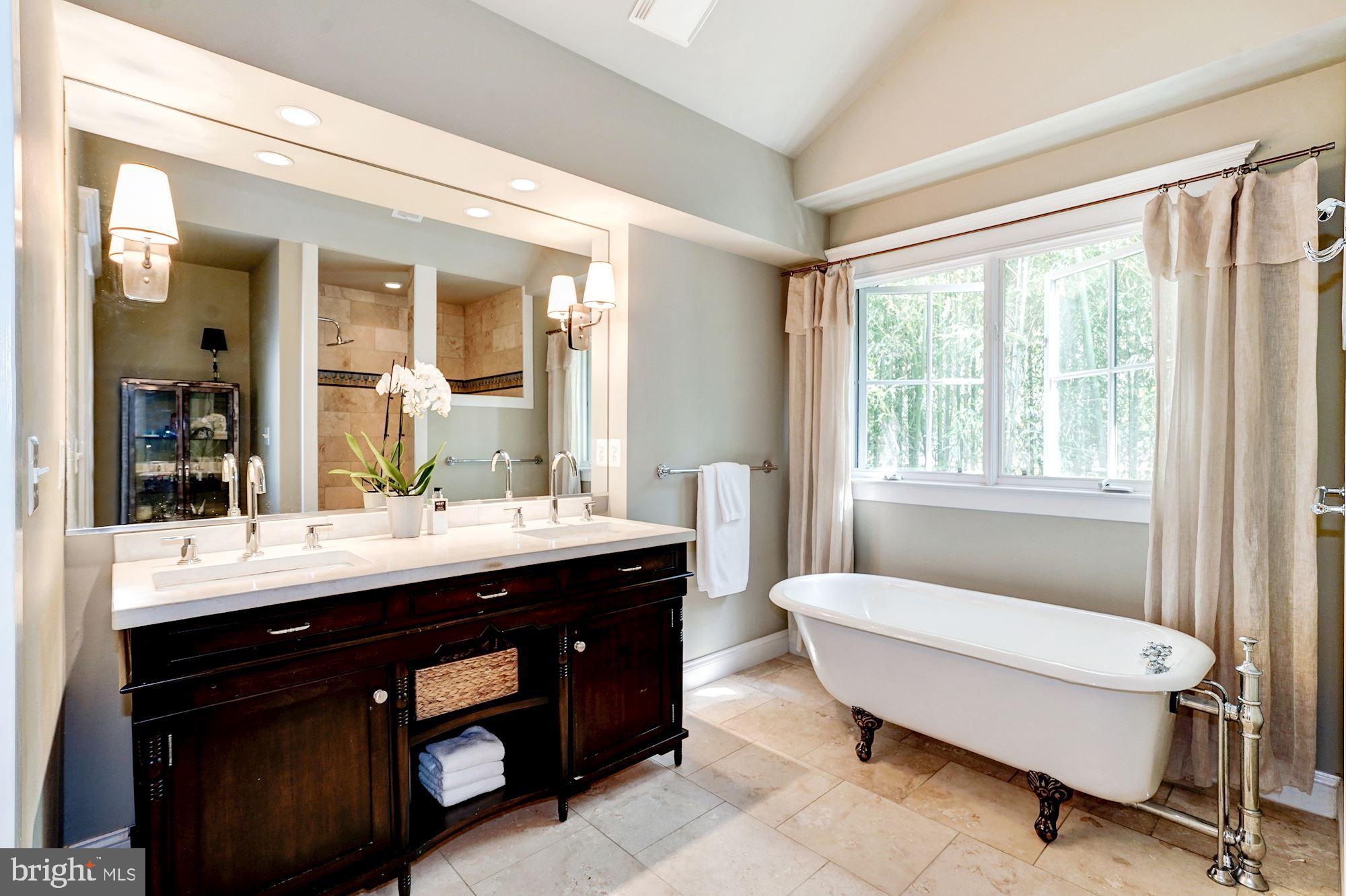 LYON VILLAGE - Residential