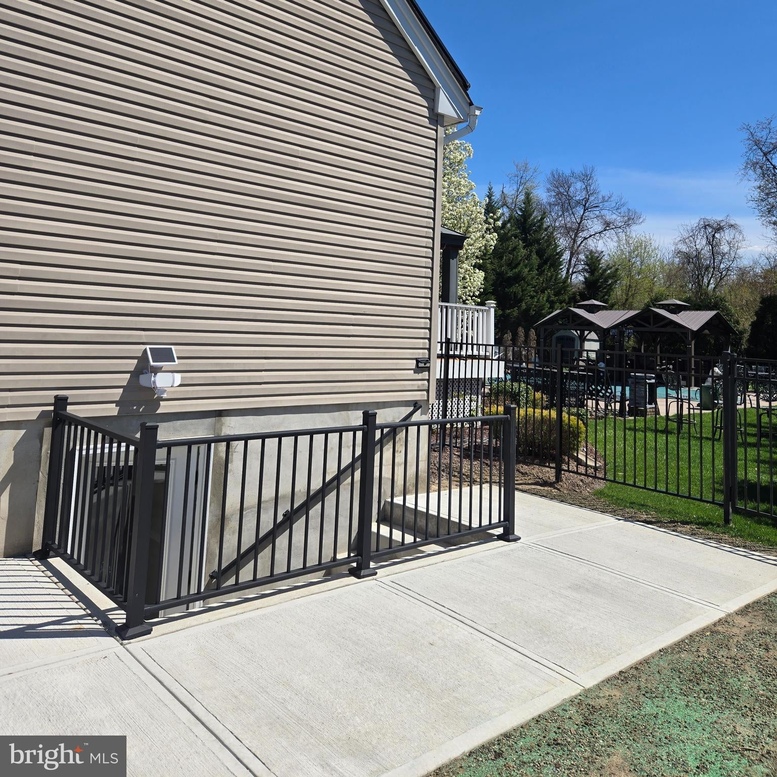 3 HILLFIELD AVENUE