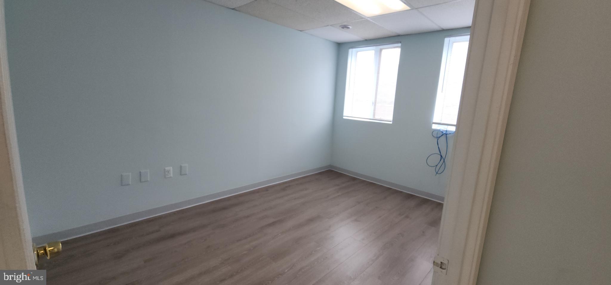 LEESBG PRO CTR - Commercial Lease