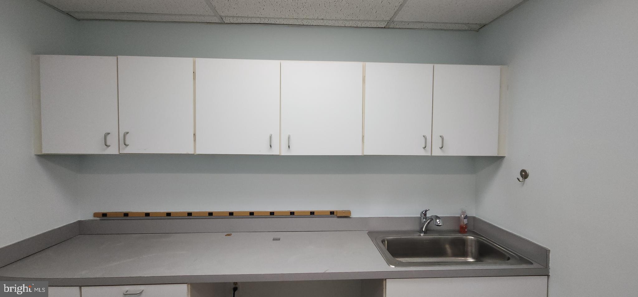 LEESBG PRO CTR - Commercial Lease