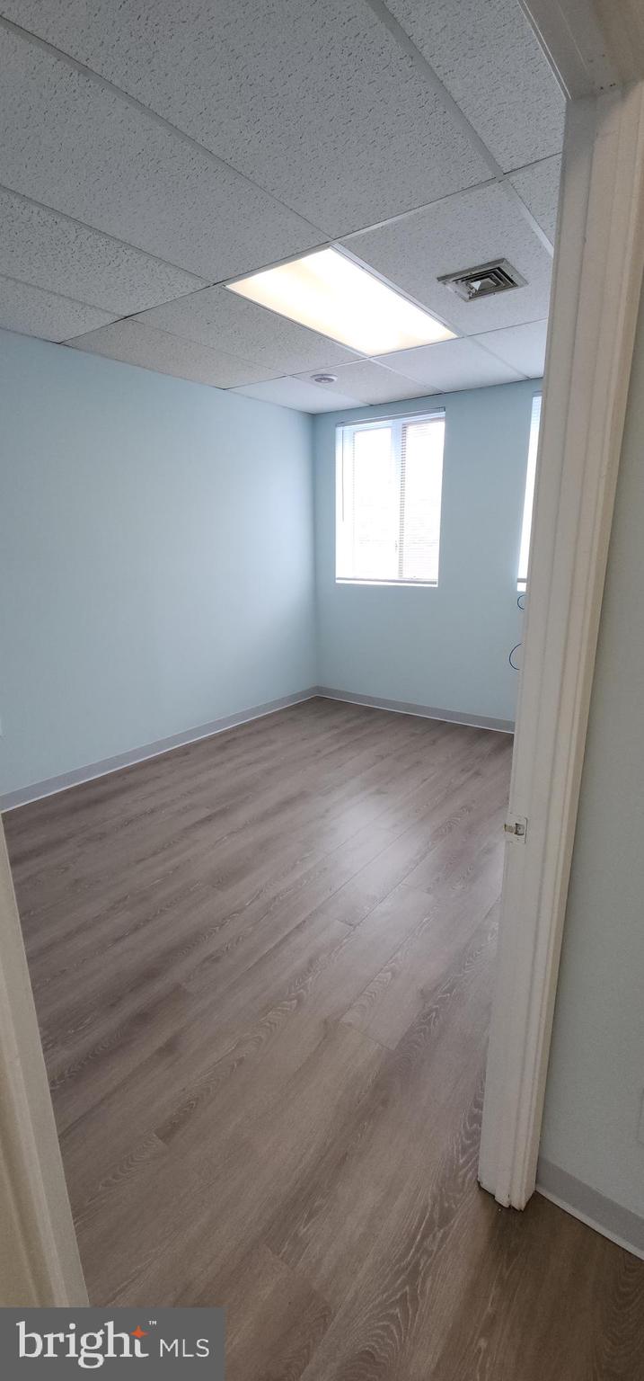 LEESBG PRO CTR - Commercial Lease