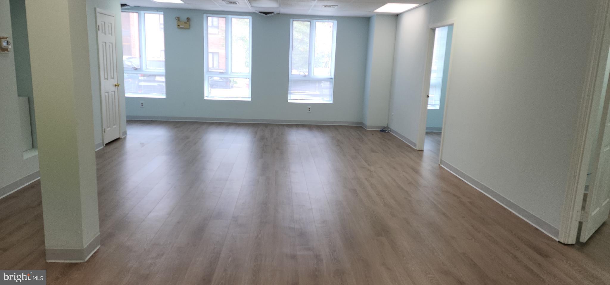 LEESBG PRO CTR - Commercial Lease