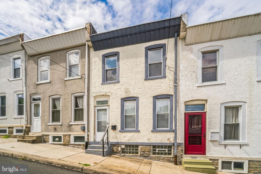 Spacious 2 bedroom townhome on the Roxborough/Manayunk border.  Features newer laminate flooring, a modern kitchen, very good room sizes, a large bath, flat/fenced rear yard, and a full basement with washer/dryer.  Available for immediate rental.