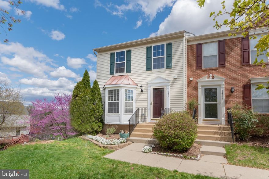 **1500 Sq Ft!!**Magnificent End Unit W/3 Lvl Bump Out**Living Room Window-Scape That Lavishes Light And Floral Colors**Updated Kitchen**Wrap Around Trex Deck W/ Furniture**Master Suite W/2 Closets**Roman Master Bath Shower W Soak Tub**Fully Finished Basement W/ Full Bath!!**Walk Out To Fenced Back Yard**This Property Is Hot! Hurry!