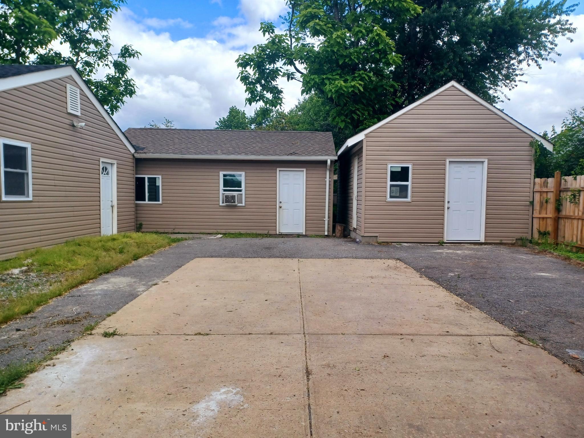 Price Reduced by $40K – Motivated Seller!
This spacious 6-room home offers flexibility and value—ideal for multigenerational living, house hacking, or adding rental income. With a little work, it has strong potential to become a standout property. Located near Washington D.C. and the University of Maryland, in a high-demand rental area, it’s a smart opportunity for homeowners and investors alike. Explore the possibilities today!