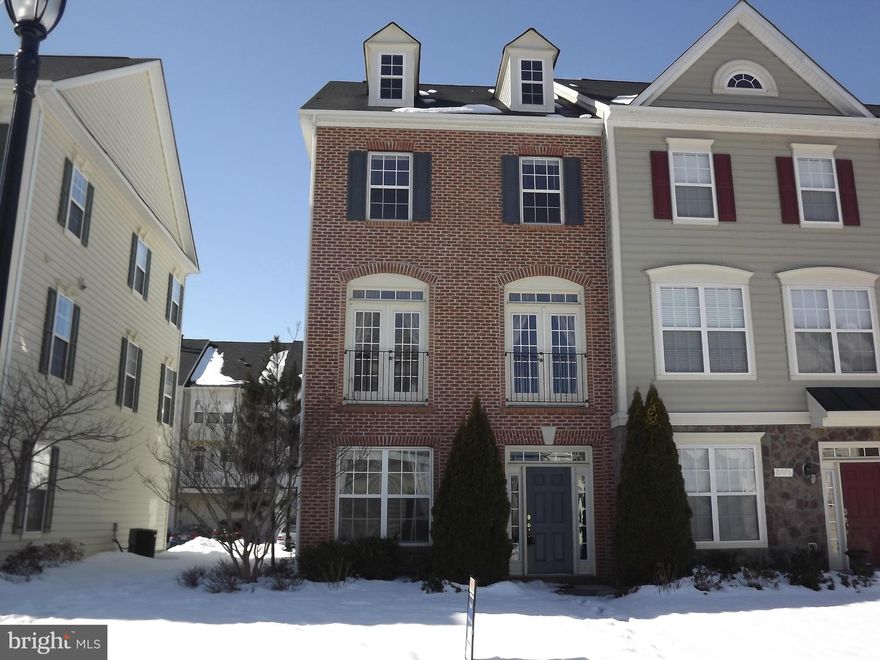 Fabulous END UNIT located in highly desired Brambleton Town Center. 3 bedrooms/2 full baths/2 half baths. 2 car garage (attached). !. Shows well  Walking distance to park areas and town center. Easy commute to Toll Road and 28.No smoking. pets are case by case.