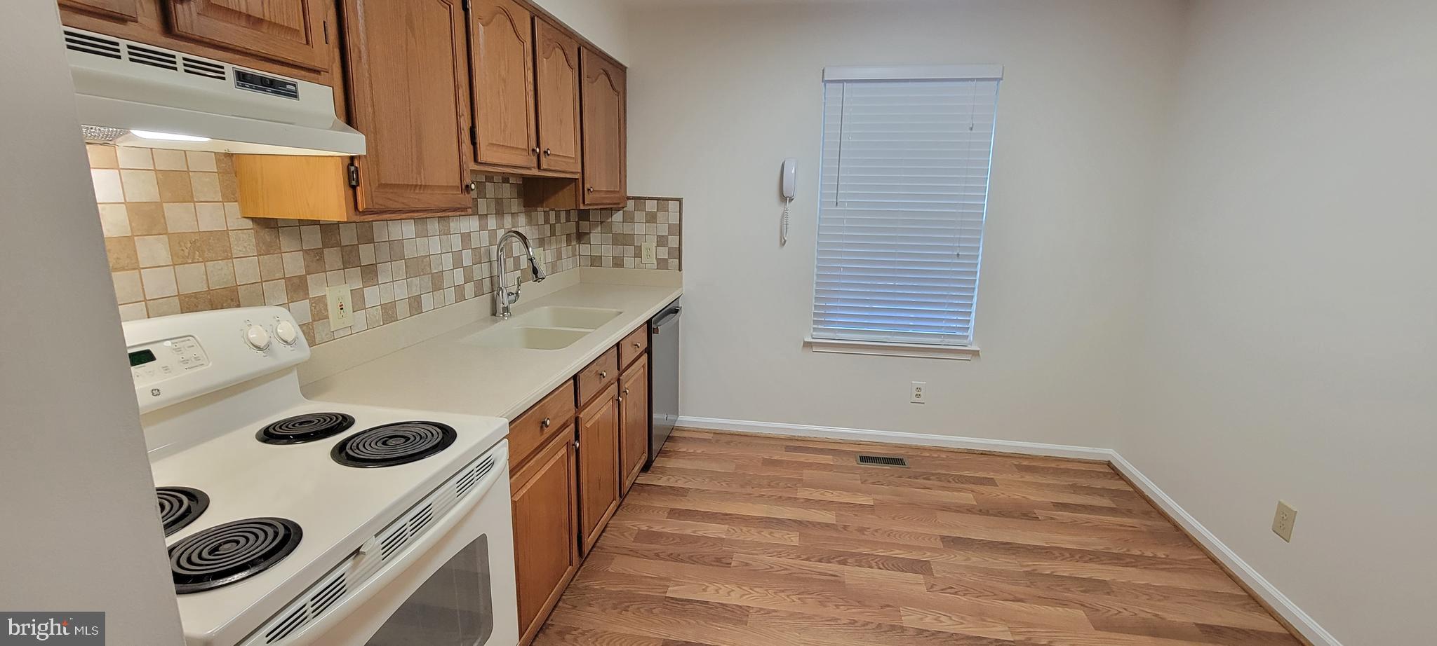 HOLLEYBROOKE/COBBLESTONE - Residential Lease