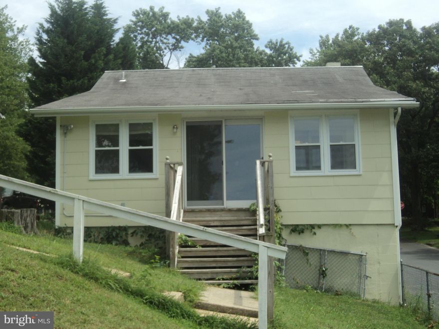Waterfront/Waterview cottage with shared use of beach in front of house and shared use of pier for up to 22 ft boat  - Tenant cuts grass - must purchase $250 a yr Maint. Agree for HVAC.  Pets case by case - Also Community beach with boat ramp