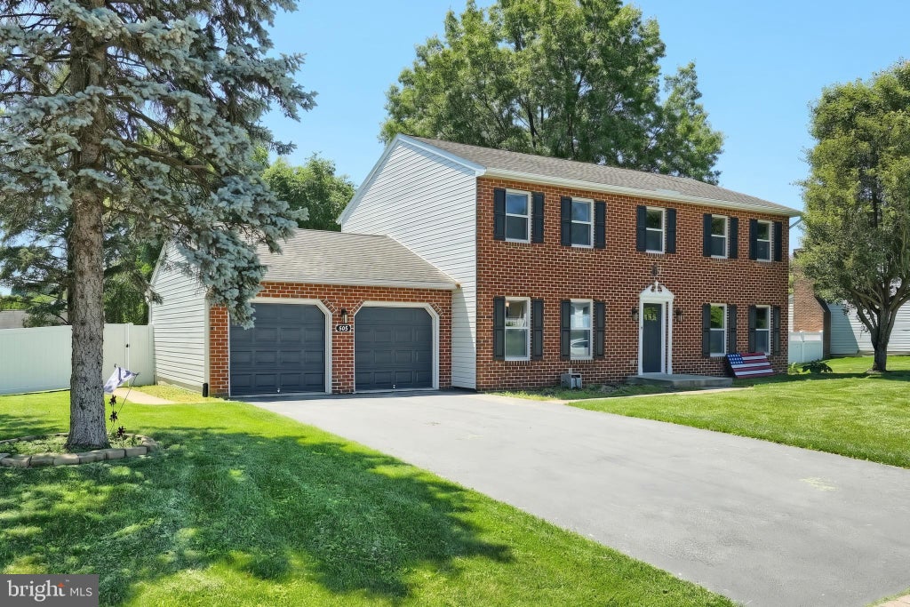 Photo of 405 White Rose Lane, YORK, PA 17402 (MLS # PAYK2103782)