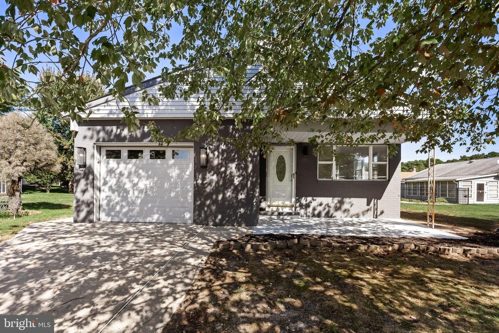Photo of 5 Saint Andrews Court, TOMS RIVER, NJ 08757 (MLS # NJOC2037622)