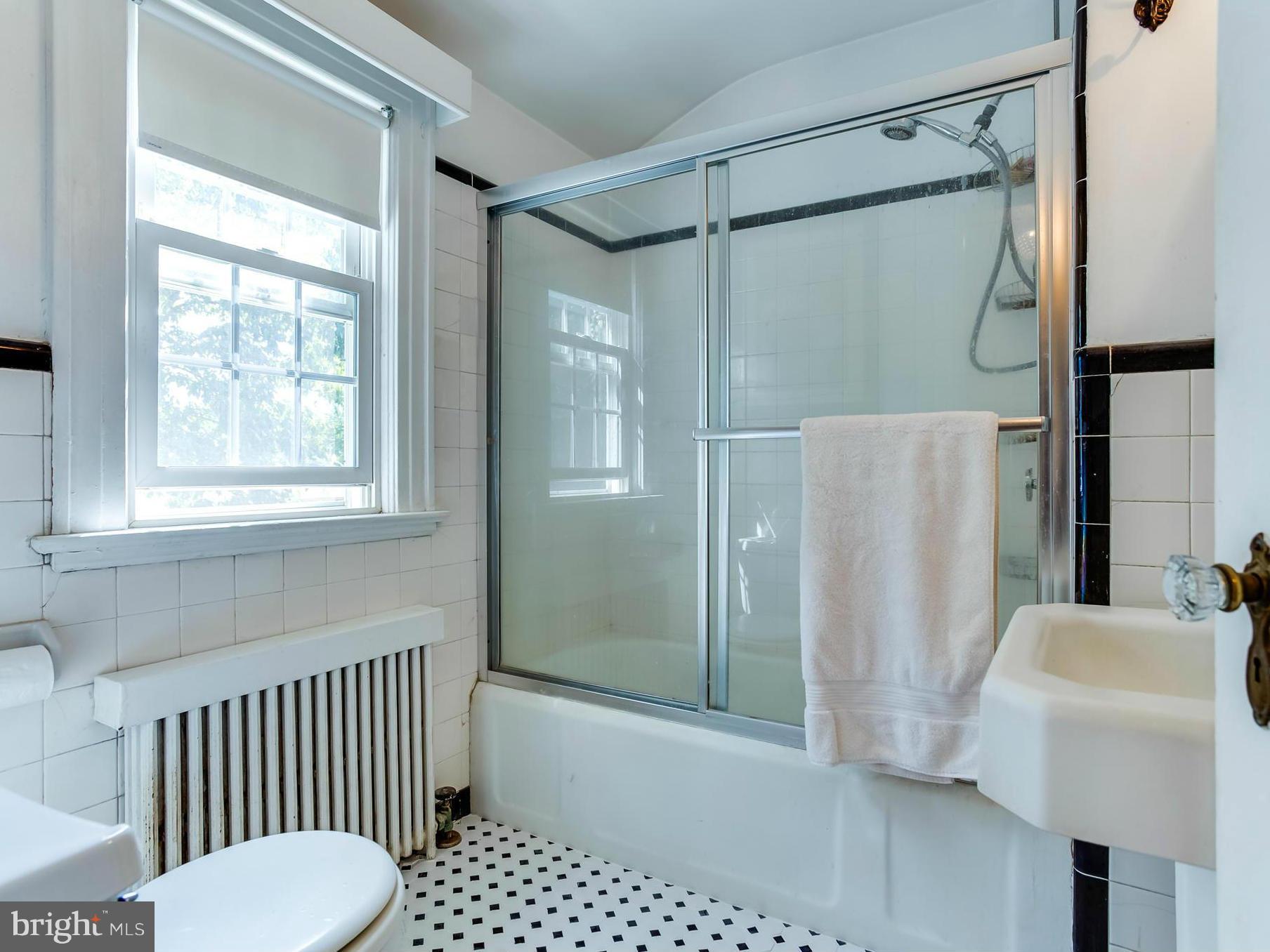 BELOW THE COLLEGE - Residential