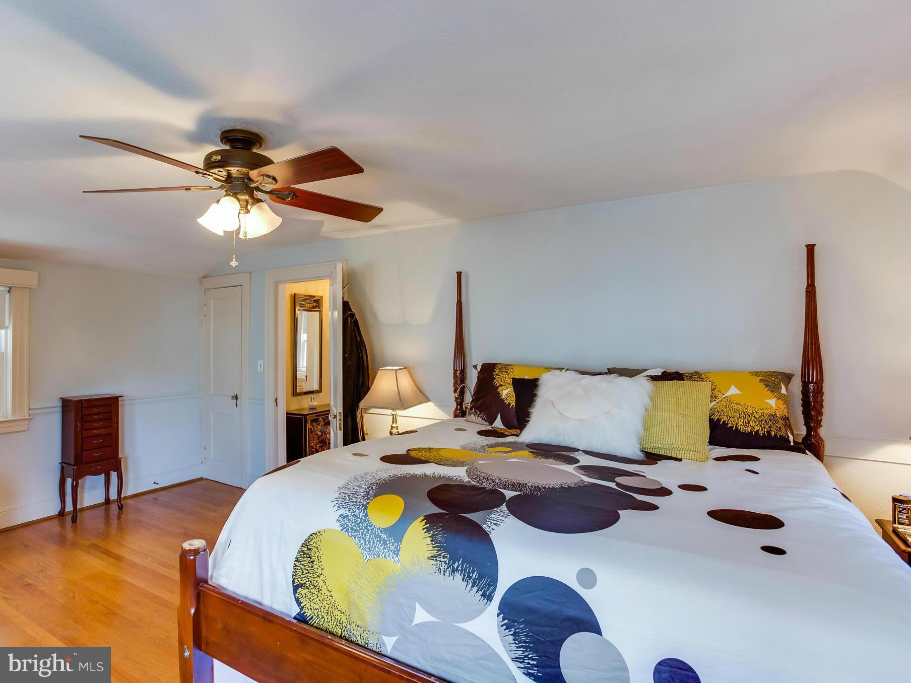 BELOW THE COLLEGE - Residential