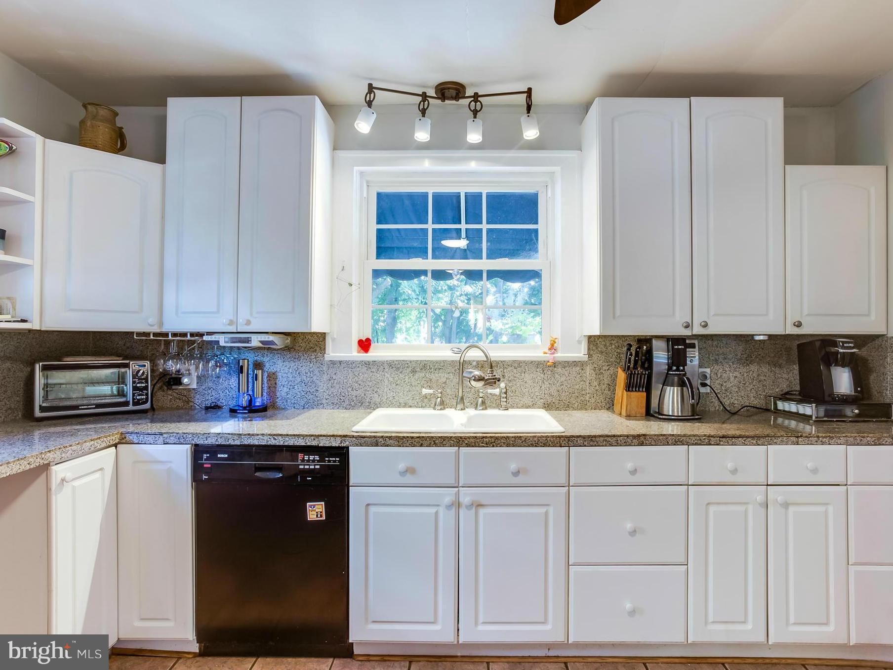 BELOW THE COLLEGE - Residential