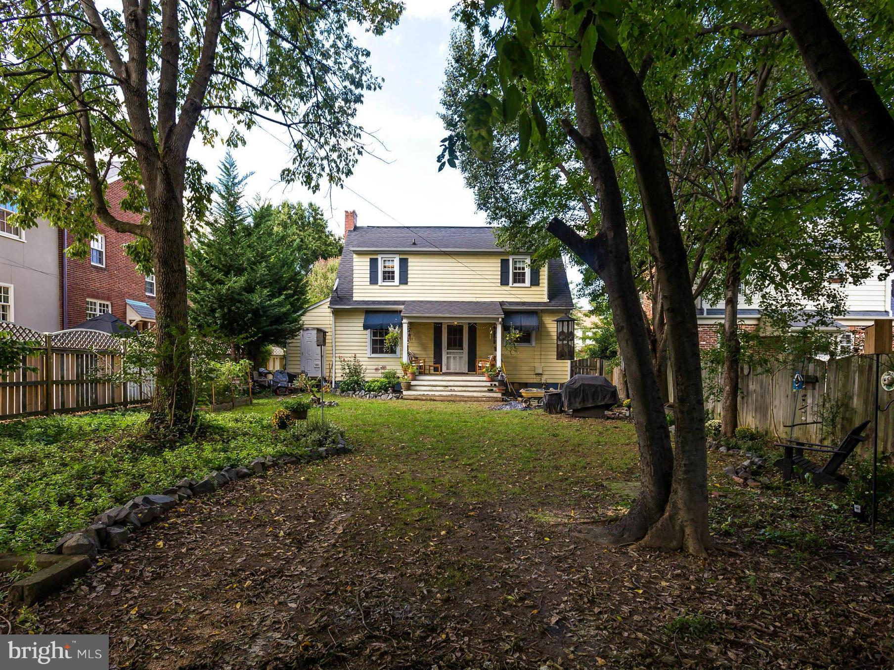 BELOW THE COLLEGE - Residential