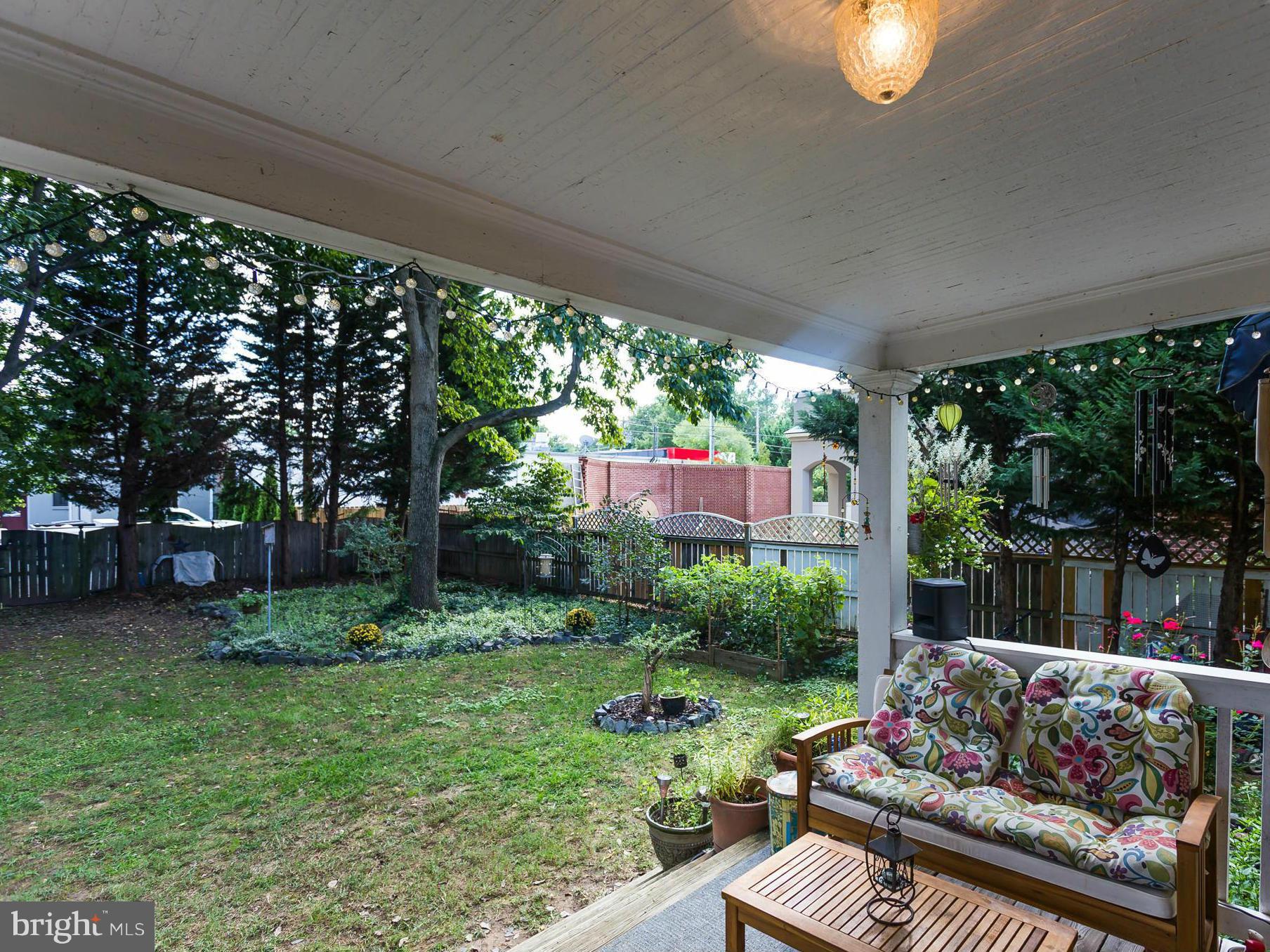 BELOW THE COLLEGE - Residential