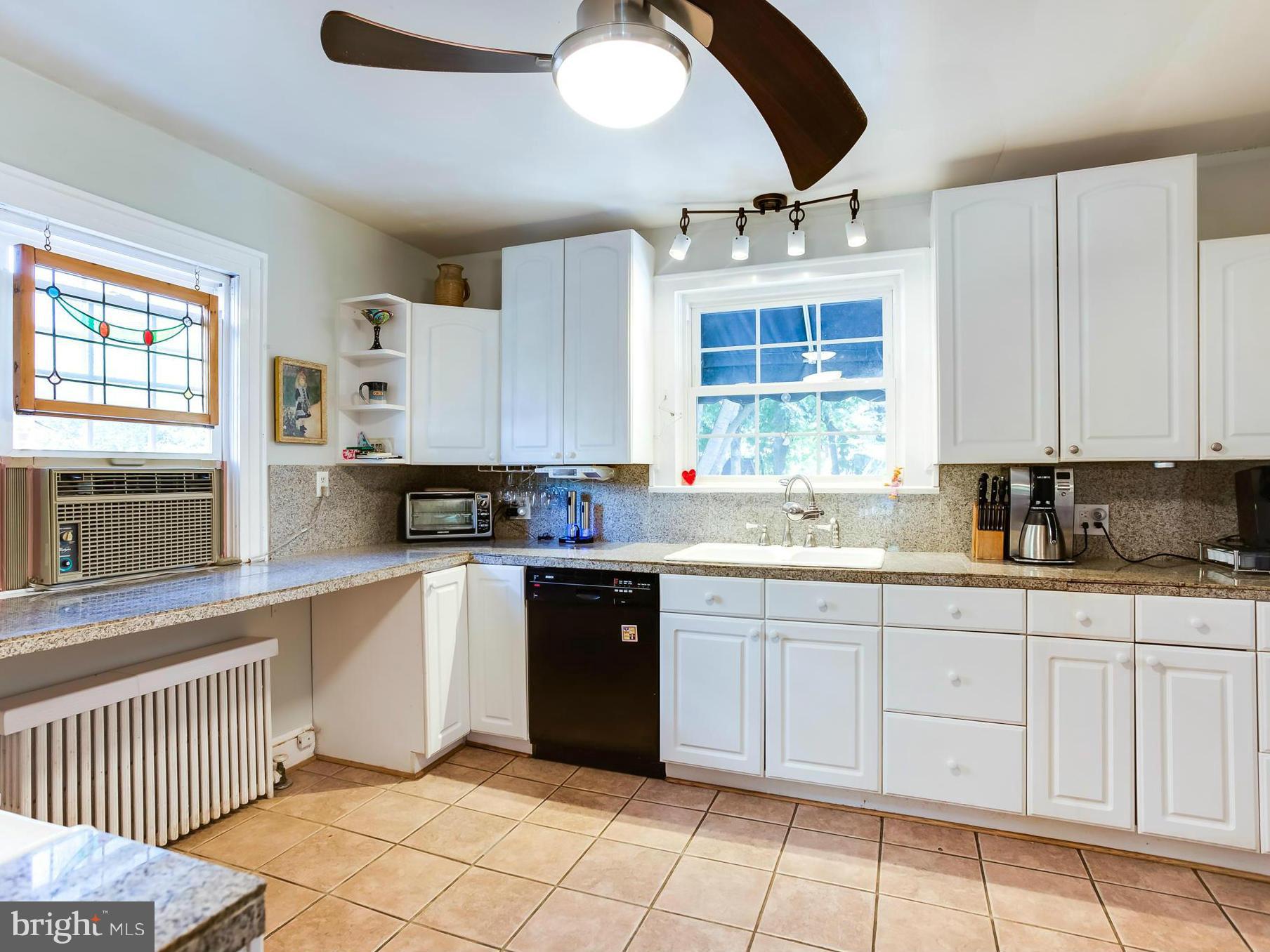 BELOW THE COLLEGE - Residential