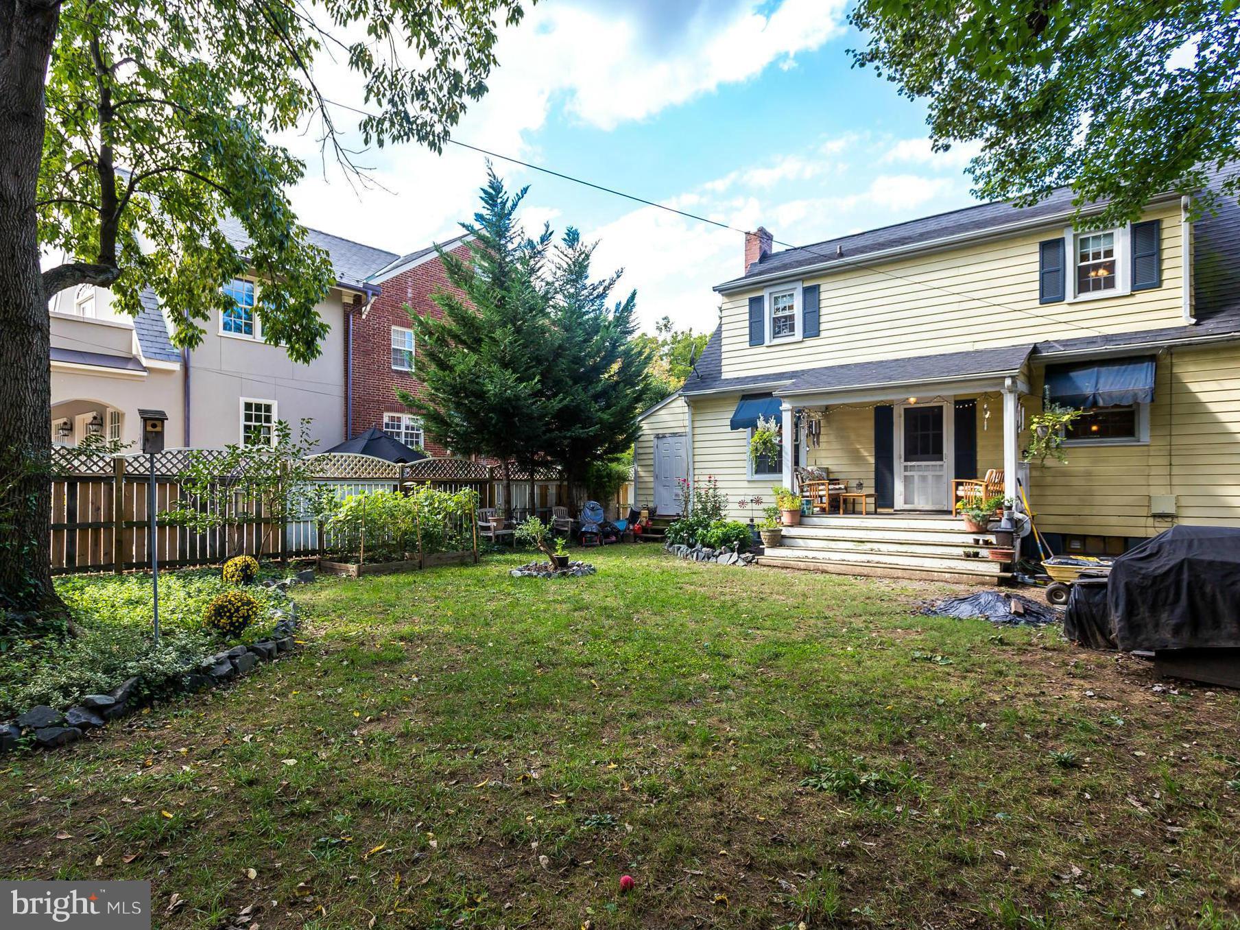 BELOW THE COLLEGE - Residential