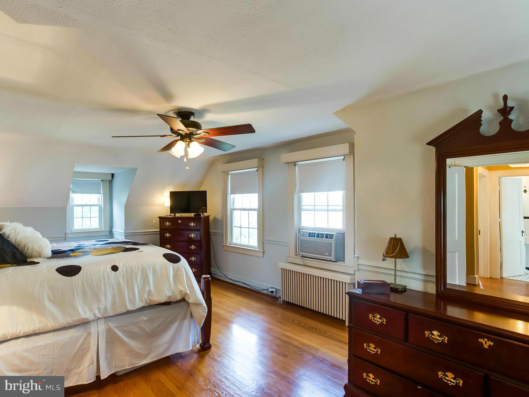 BELOW THE COLLEGE - Residential