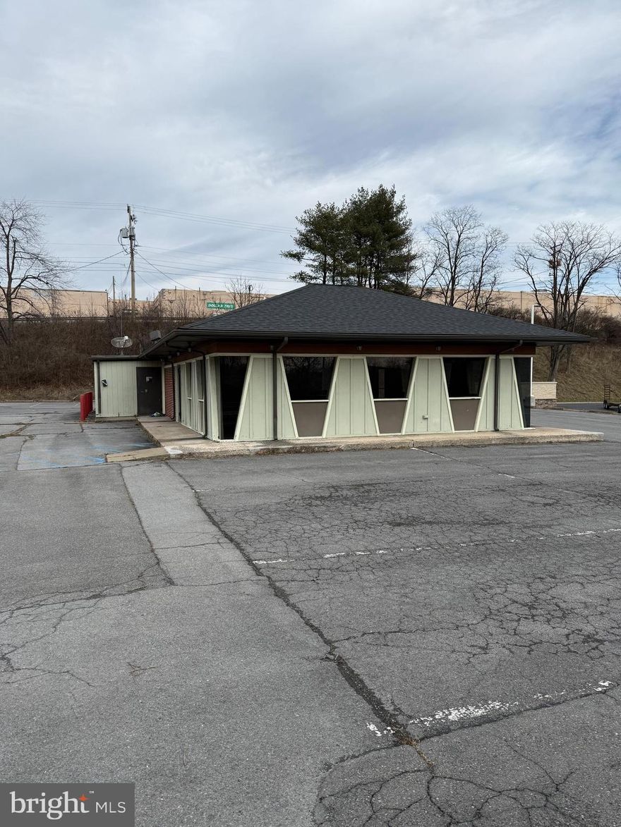 Former Pizza Hut shows well with lots of cosmetic upgrades in past 5 years. Selling as is but seller will welcome due diligence and inspection period with agreed contract. About 11,000+ cars per day.