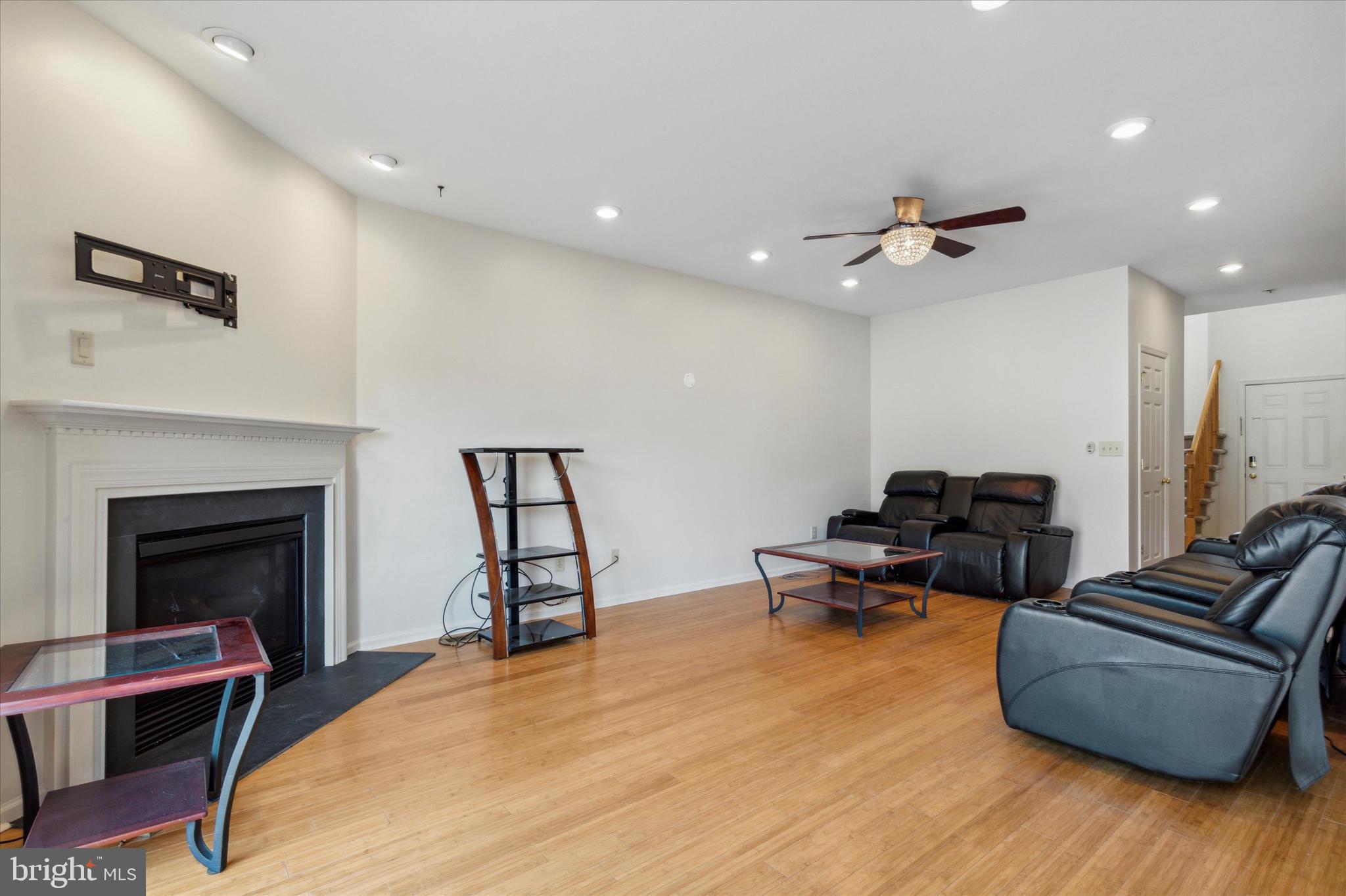 MONROE COURT - Residential
