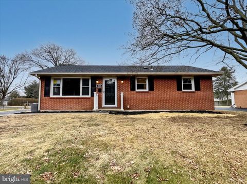 Photo of 468 W Bainbridge Street, ELIZABETHTOWN, PA 17022 (MLS # PALA2064944)