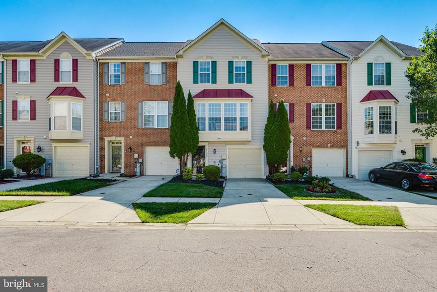 Bright, turnkey & spacious TH w/garage..SS appliances, granite countertops, maple cabs, HWDS, eat-in kit & sun/fam rm. Primary suite w/vaulted ceilings, sitting rm; en-suite bath w/jetted soaking tub, stand-alone shower, dual vanities. Walk-in closet w/custom shelving. Fully fin'd basement, excellent secondary fam rm, w/access to a fenced, grassy backyard. Large deck of sunroom. Well kept home, freshly painted new carpet.  Excellent location.