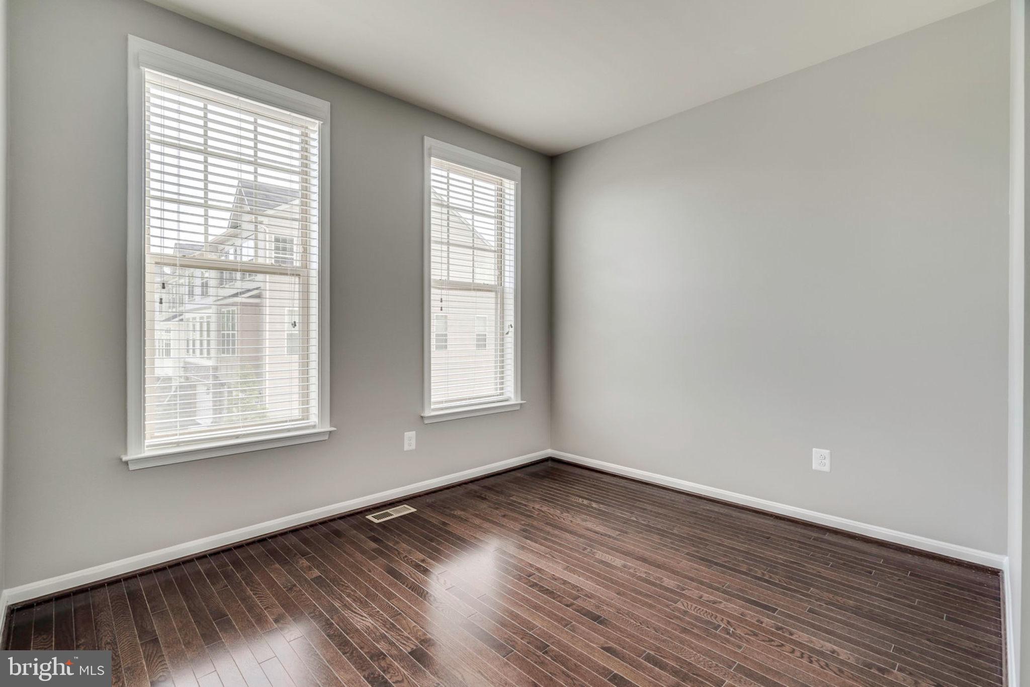 LYNDAM HILL - Residential