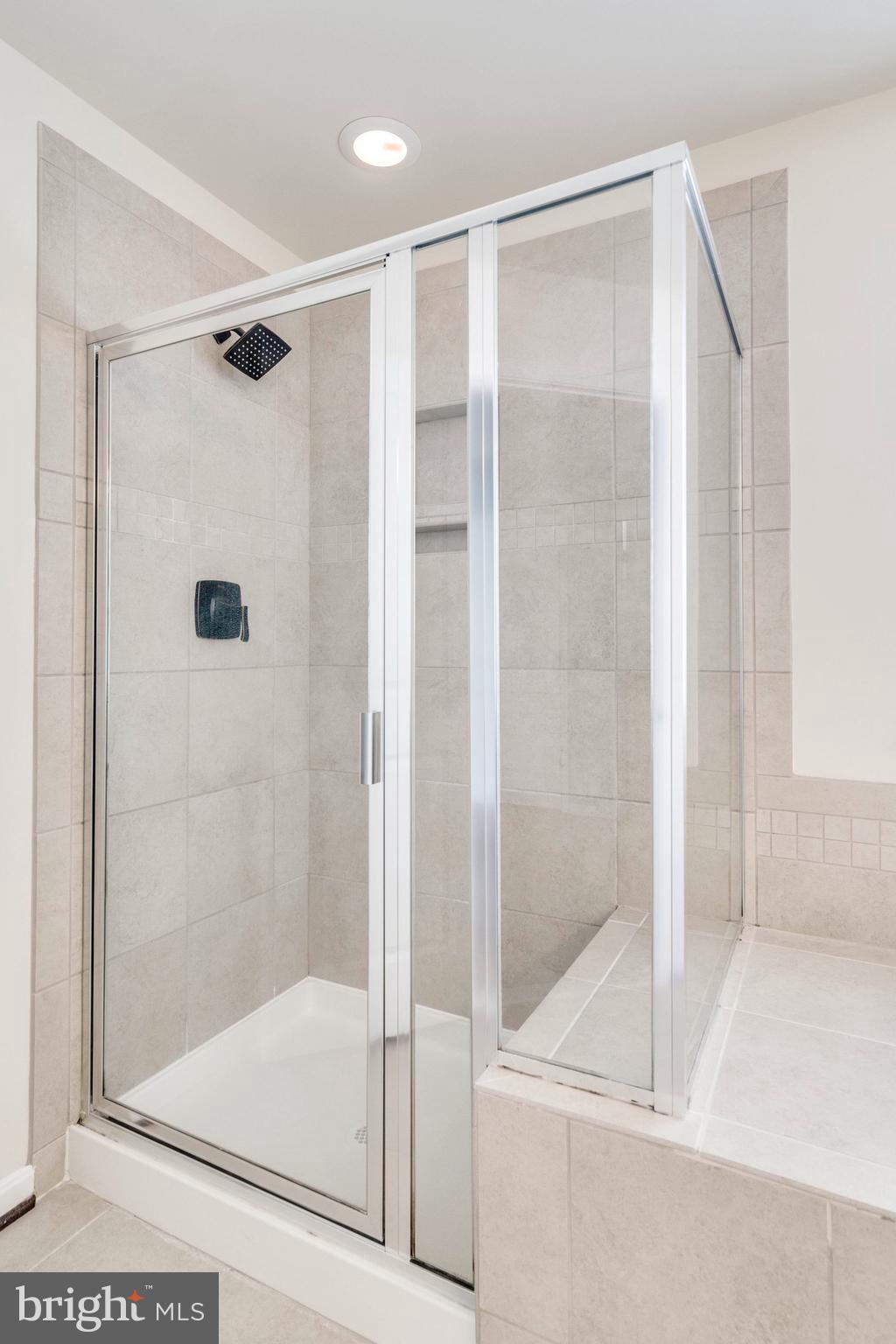 LYNDAM HILL - Residential