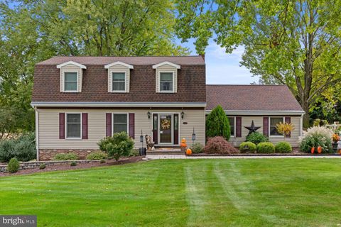 Photo of 40 Whipporwill Drive, Lancaster, PA 17603 (MLS # PALA2047548)