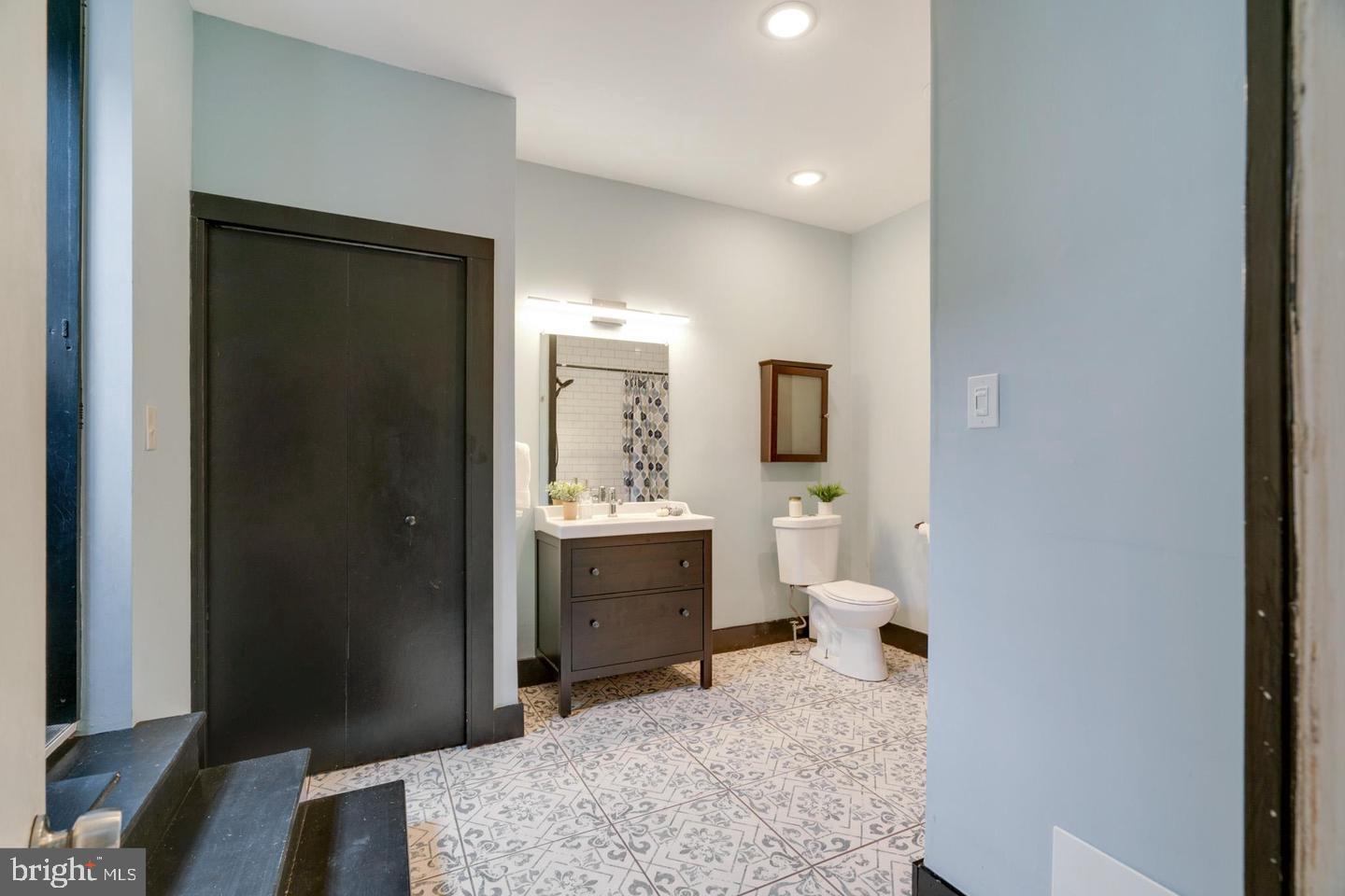 ITALIAN MARKET - Residential Lease