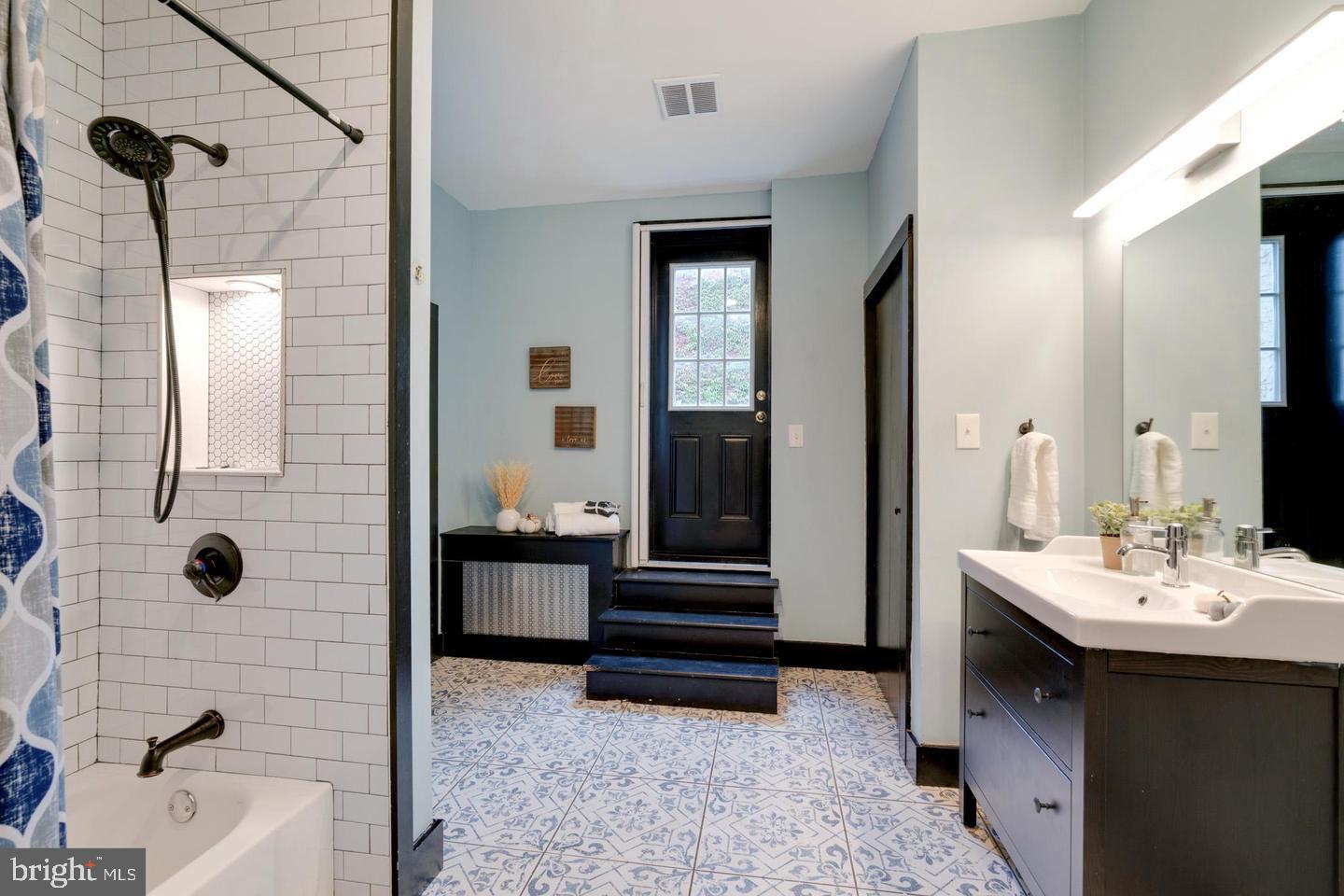 ITALIAN MARKET - Residential Lease