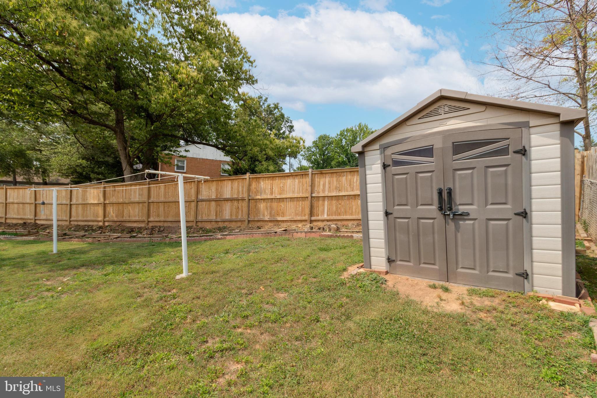 FIVE OAKS PLACE - Residential