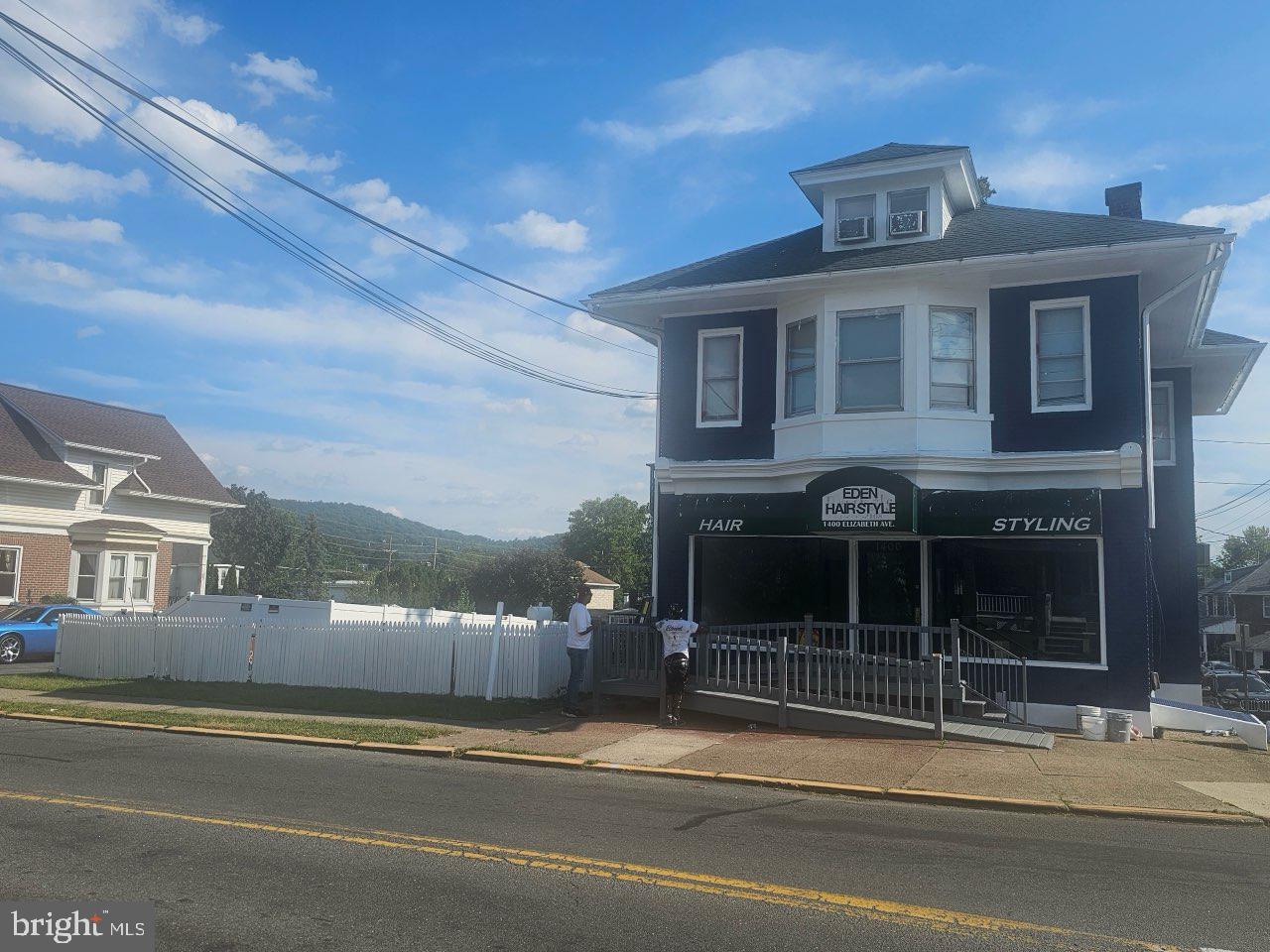 Commercial space for rent. Owner is offering first month free. Endless possibilities, this space is full of potential! Schedule your showing today!