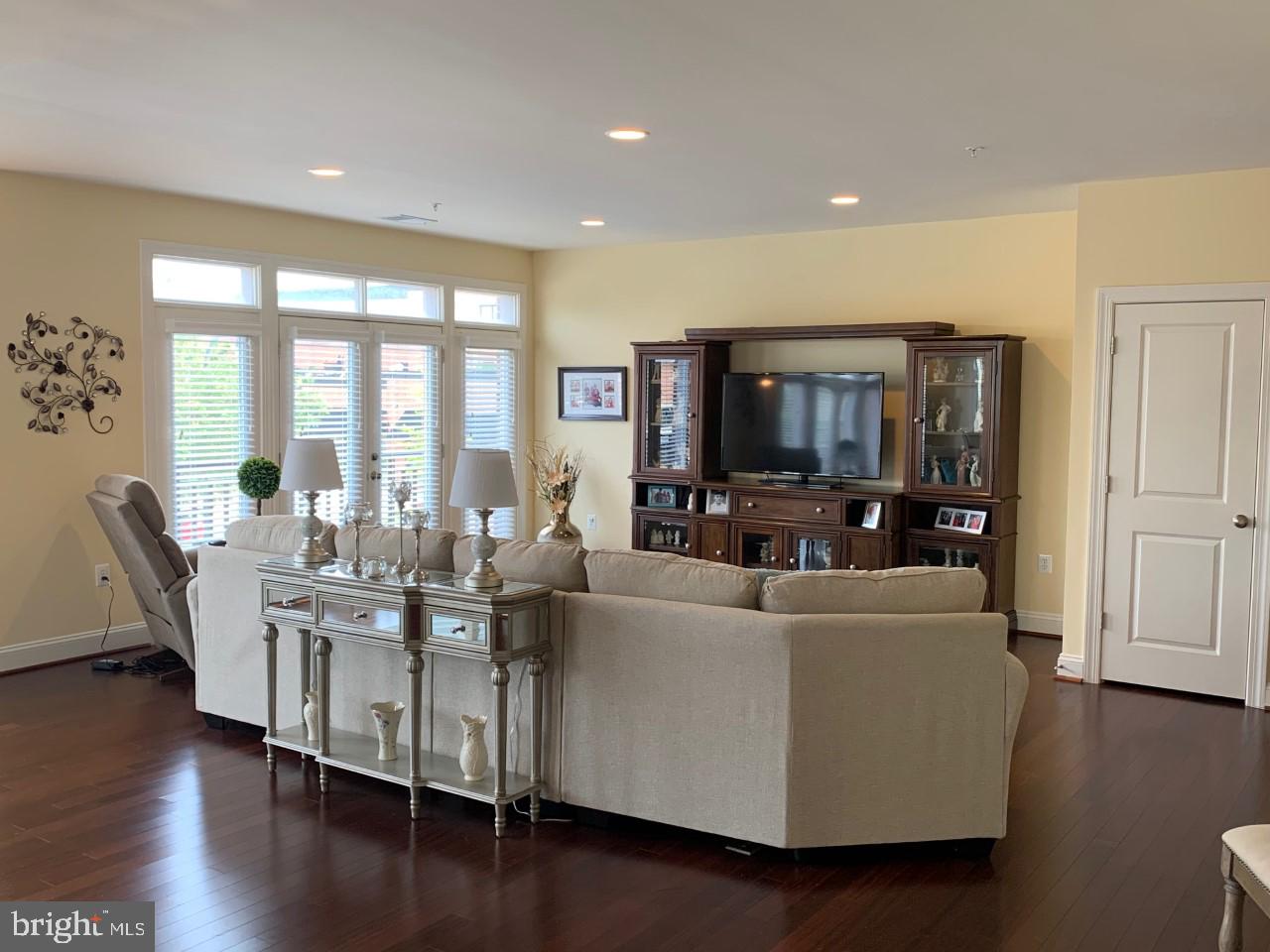 LANSDOWNE TOWN CENTER CONDOS - Residential