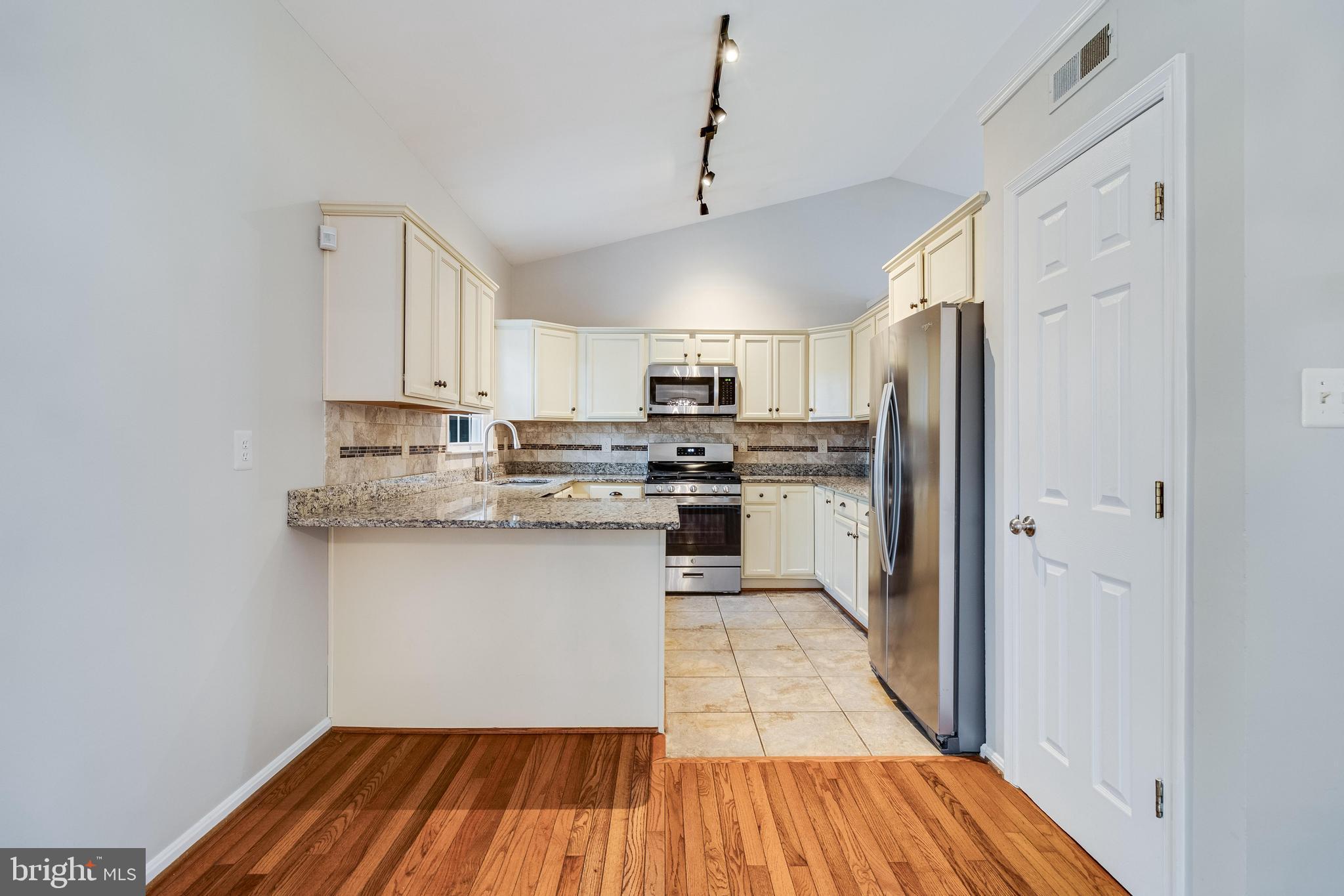 DORCHESTER - ST. CHARLES - Residential Lease