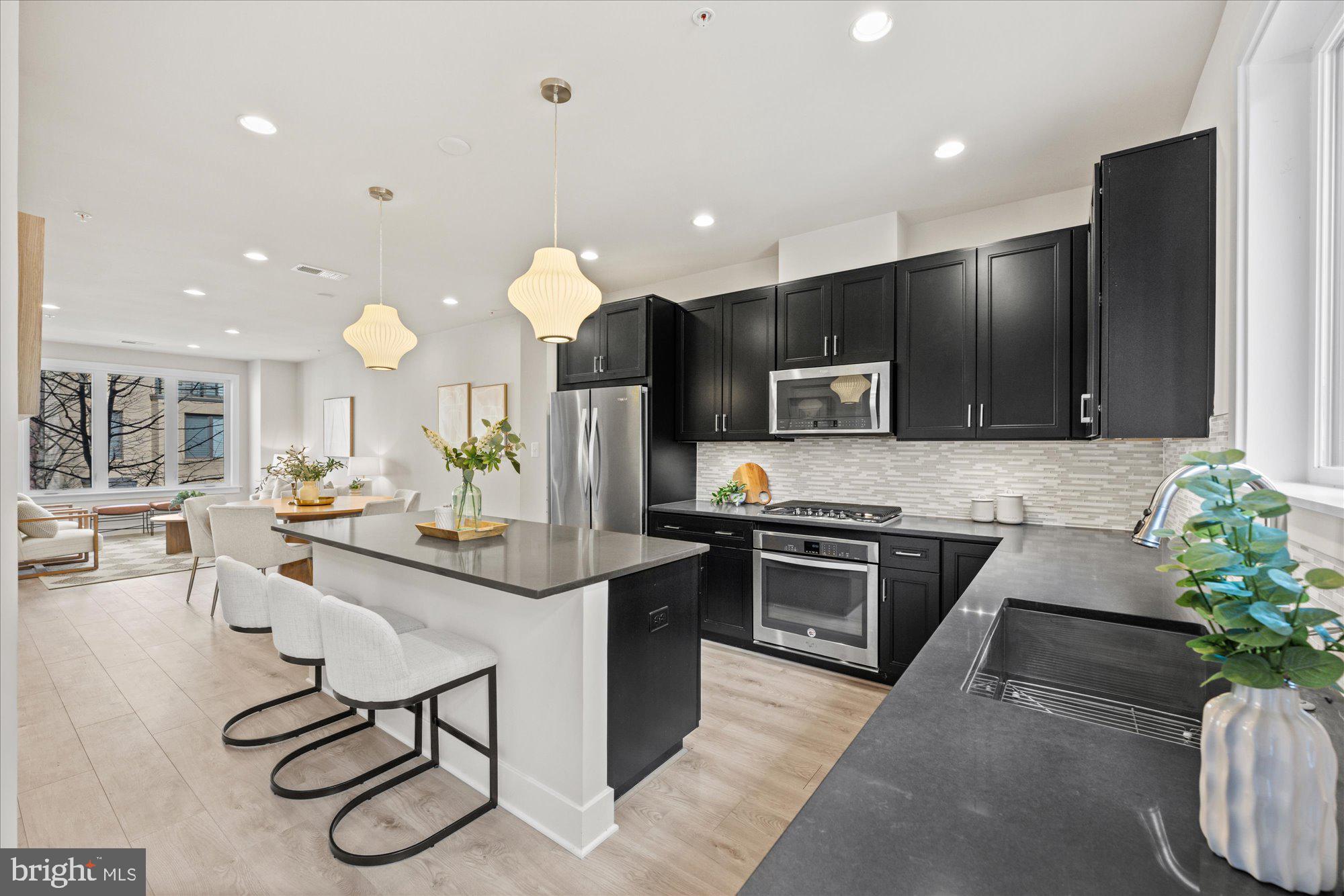 MONTGOMERY ROW - Residential